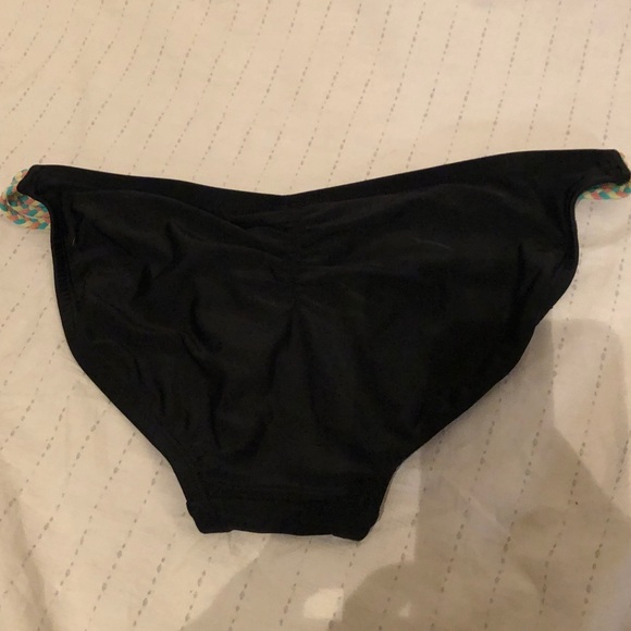 🆕 Black Ruched Bikini Bottom 👙 - Picture 4 of 7